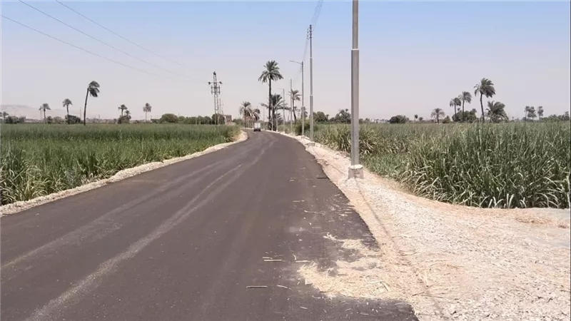 بعد معاناة الأهالي.. انتهاء رصف طريق المراشدة حتى معدية دشنا بطول 3.5 كيلو بقنا