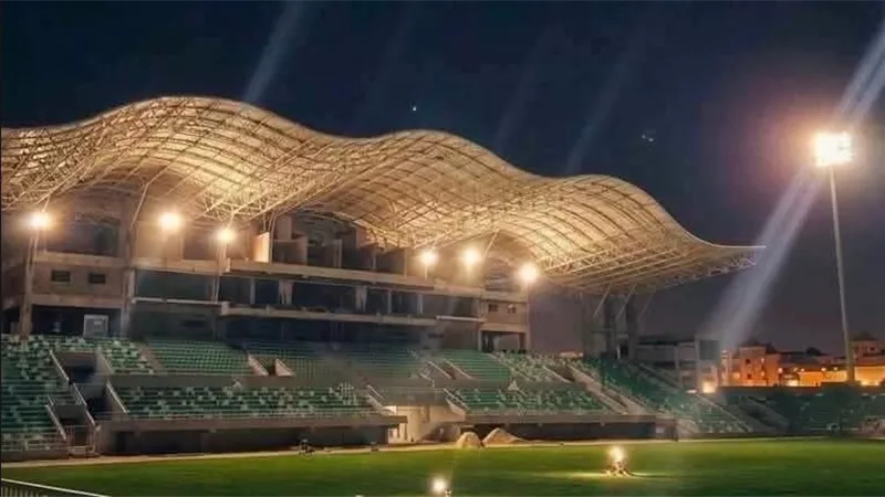  لأول مرة.. تجربة تشغيل الأضواء الكاشفة الخاصة بملعب النادي المصري الجديد