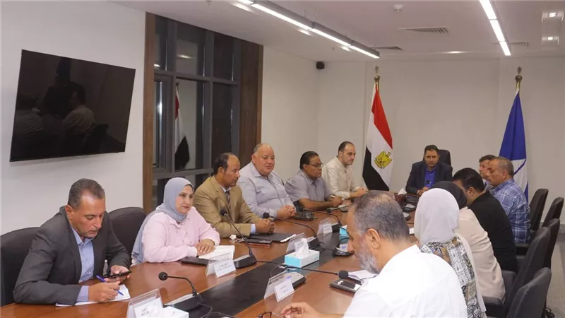 محافظ دمياط يعقد اجتماعًا مع رؤساء الوحدات المحلية والمدن الجدد