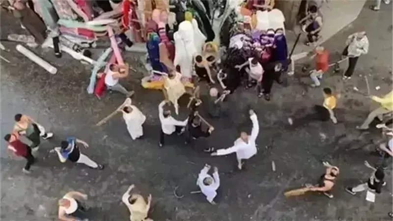 شماريخ وحجارة تقلب العمرانية إلى ساحة حرب.. الأمن يقتحم المشاجرة ويحسم الفوضى