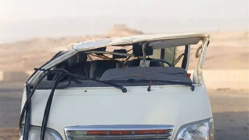 إصابة 11 شخص في انقلاب ميكروباص بطريق السويس–السخنة
