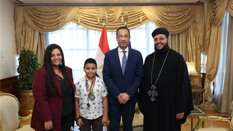 المهندس رأفت هندي يكرّم الطفل مارتيروس مينا لتميزه العالمي في البرمجة