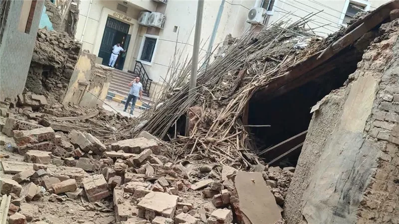 سقوط أجزاء من عقار بالمنطقة القبلية بالمنوفية وتدخل عاجل من رئاسه حي غرب