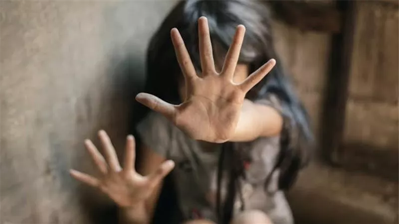 واقعة تهز كمبوند شهير في الشيخ زايد.. إعلامية تتهم فرد أمن بالتحرش بابنتها  
