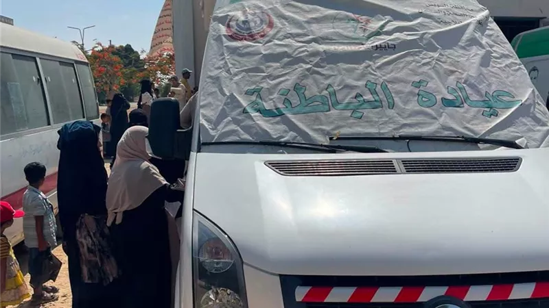 إقبال  على القافلة العلاجية المجانية بجمعية تنمية المجتمع في كبريت بالسويس 