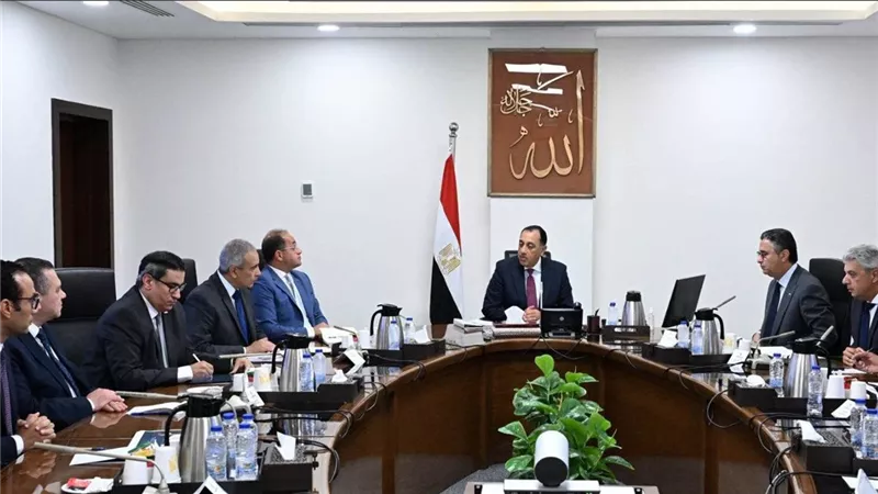 رئيس الوزراء يتابع الجهود المبذولة لتطوير آلية الدعم النقدي السلعي