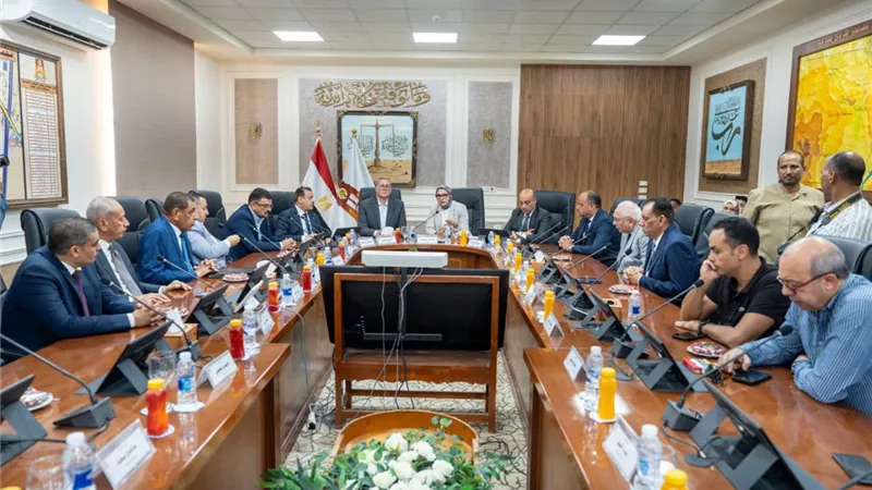 وزير البترول و محافظ الوادي الجديد يشهدان توقيع إنشاء مدرسة متخصصة في التعدين