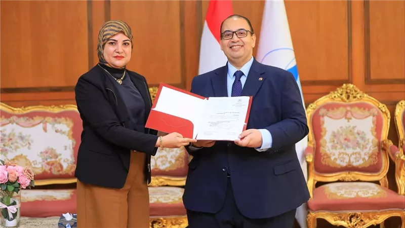 رئيس جامعة كفر الشيخ يهنئ د.آيات شمس الدين بمناسبة تعيينها عميدة لـ الآداب