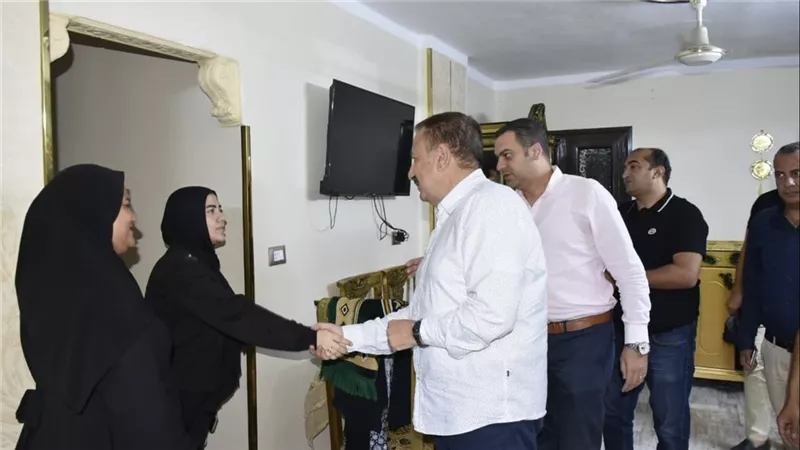 محافظ بورسعيد يوجه بمساعدة أسرة منجد حي المناخ وتوفير فرصة عمل لنجلة