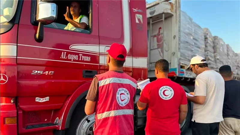 أكثر من 2577 طنا من المساعدات.. الهلال الأحمر المصري يطلق القافلة 260 إلى غزة 