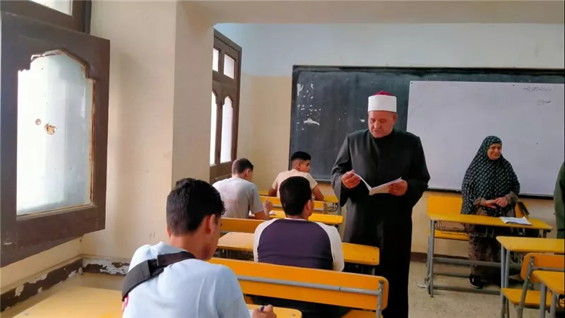 رئيس الادارة المركزية للأزهر بالقليوبية يتابع امتحانات الدور الثانى للثانوية