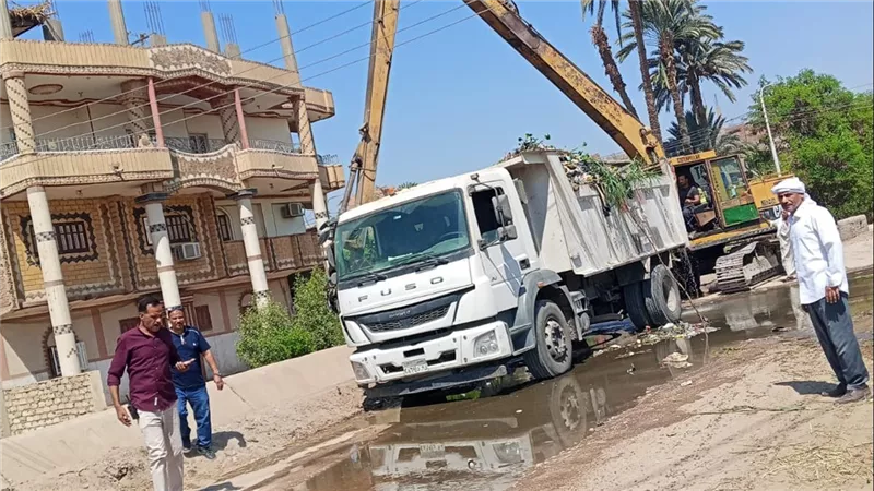 محافظ أسيوط: رفع مخلفات التطهير من ترعة جزيرة أبو عميرة لضمان وصول المياه
