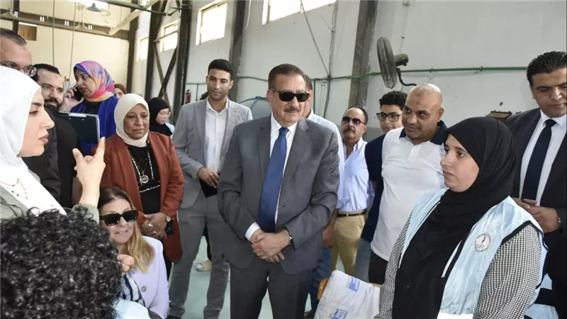 75% من عمال المصنع من ذوي الهمم.. محافظ بورسعيد يتفقد مصنع لإنتاج الأدوات الكهربائية