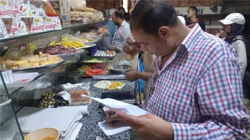 محافظ الإسكندرية يشدد على تكثيف حملات إزالة الإشغالات والتفتيش على الأسواق