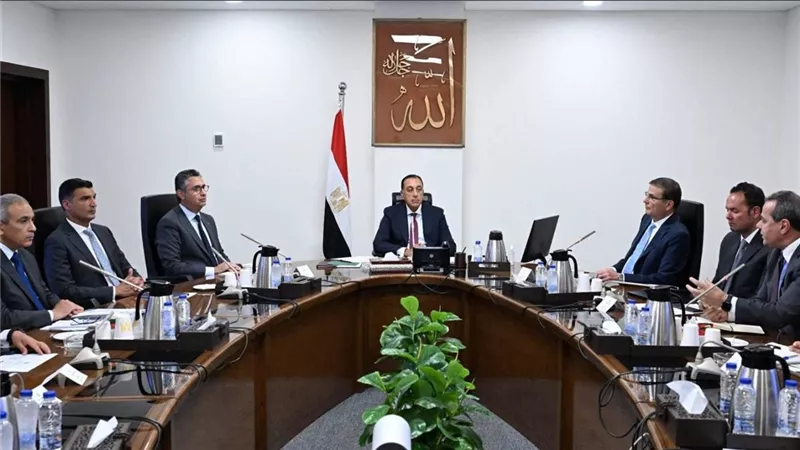 رئيس الوزراء يستعرض مقترح تنفيذ مبادرة «القرية المنتجة» لتعزيز التنمية المستدامة