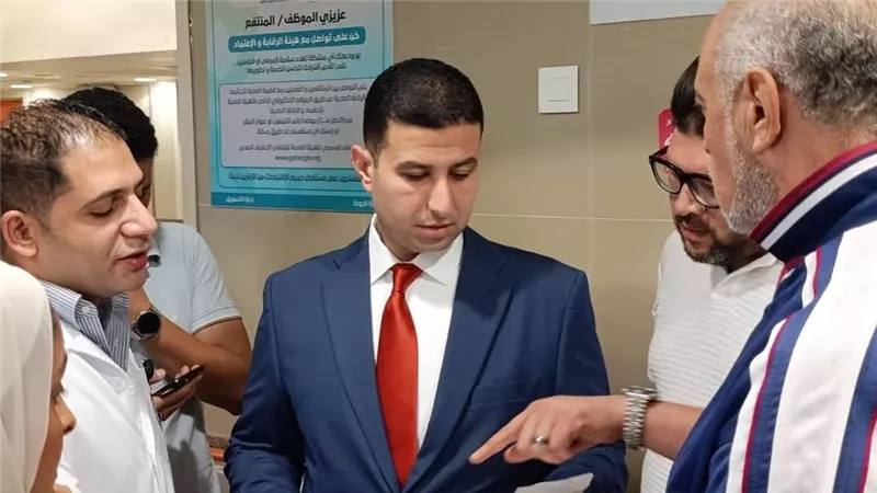 مدير فرع الإسماعيلية يتفقد المجمع الطبي ويبحث مطالب المواطنين ميدانيا