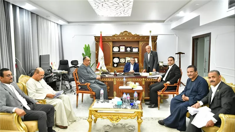 محافظ قنا يلتقي أعضاء مجلسي النواب والشيوخ لبحث دعم جهود التنمية وخدمة المواطن
