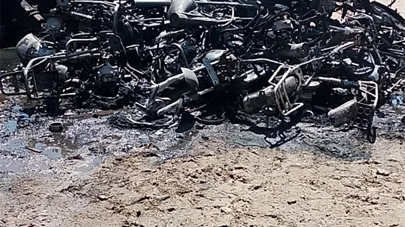 24 دراجة.. حريق مفاجئ في موتوسيكلات مضبوطة بسوهاج خلال نقلها إلى المرور