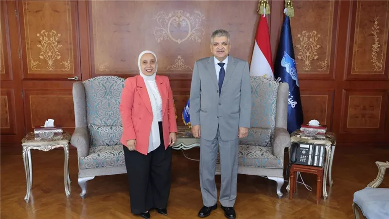 وكيل وزارة الصحة بالإسماعيلية تهنئ رئيس هيئة قناة السويس بتجديد الثقة