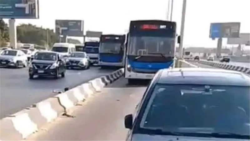 تأخير محدود في حركة الأتوبيس الترددي بعد اصطدام سيارة بمساره بالطريق الدائري 