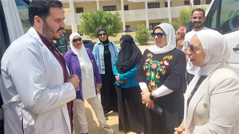 الكشف على ١٥٣١ مواطنًا خلال قافلة طبية بقرية الشهيد خيري