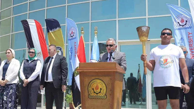 رئيس جامعة السويس يستقبل شعلة أسبوع شباب الجامعات المصرية استعدادا للانطلاق