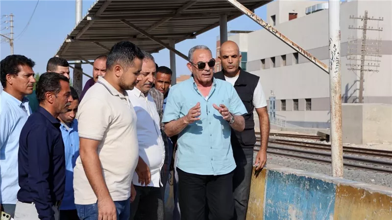 محافظ الإسماعيلية يوجه بإزالة الإشغالات وتأمين المزلقانات