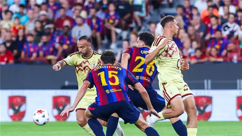 ناقد رياضي: الأهلي حقق مكاسب مادية أمام برشلونة.. ومن الظلم تقييم عموتة