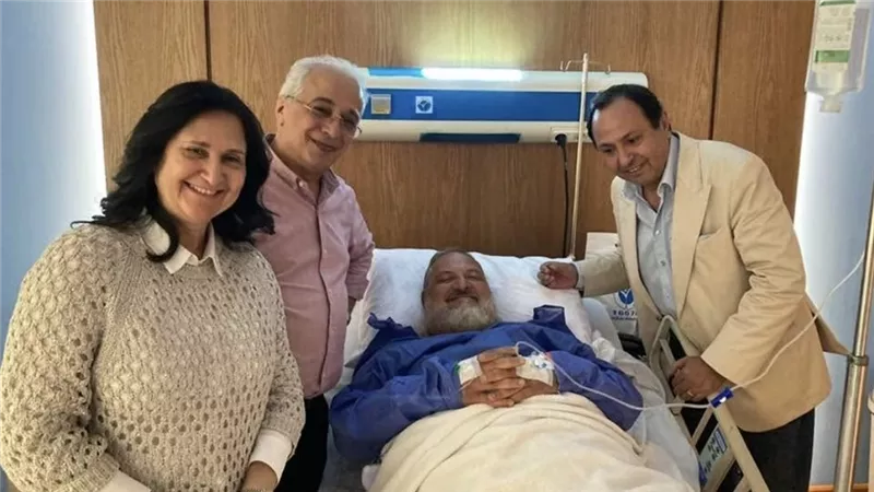 من داخل المستشفى.. خالد الصاوي يُجري عملية جراحية وبجانبه أصدقاؤه