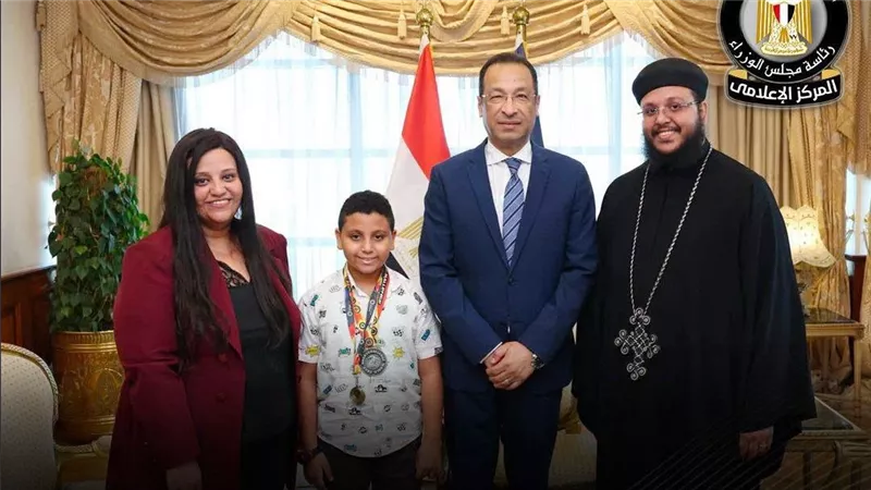 وزير الاتصالات يكرم طفلًا عمره 10 سنوات لتميزه في البرمجة والروبوتات