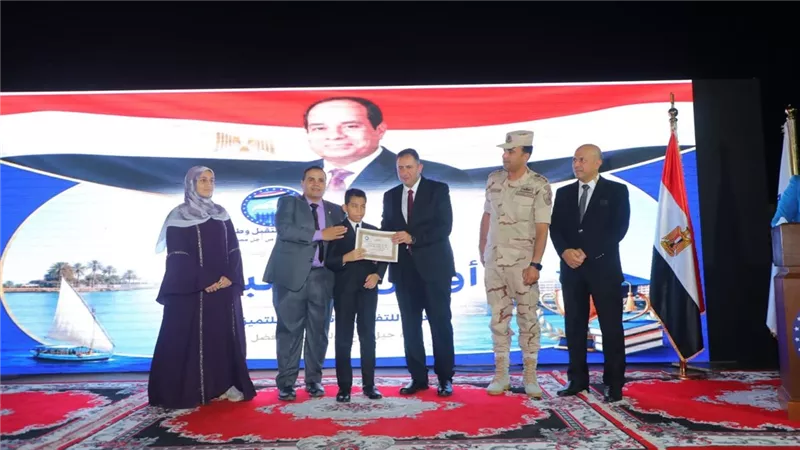 محافظ دمياط يكرم أوائل الشهادات العامة والأزهرية والدبلومات الفنية في احتفالية