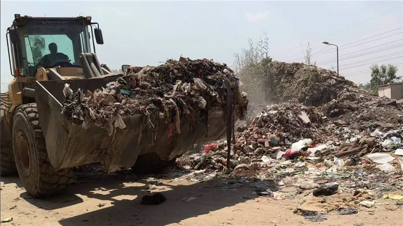 محافظة الجيزة ترفع 160 طنًا من المخلفات خلال حملة مكبرة بأبو النمرس