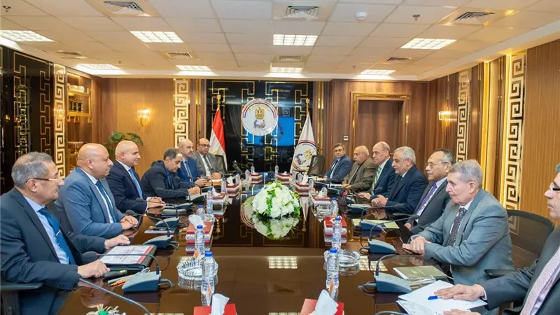 وزير الإنتاج الحربي يبحث مع رئيس اقتصادية قناة السويس تعزيز التكامل الوطني