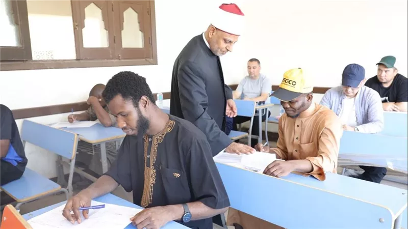 رئيس «المعاهد الأزهرية» يتفقد امتحانات «الدور الثاني» بمعهد البعوث