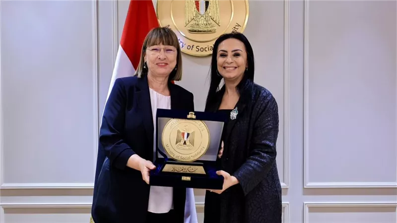 وزيرة التضامن تودع المنسق المقيم للأمم المتحدة في مصر وتكرمها بدرع الوزارة