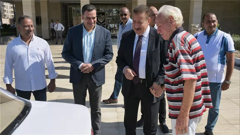  محافظ بورسعيد يعيد سيارة التاكسي لـ«عم محمد» بعد استجابته لاستغاثته وإصلاحها 