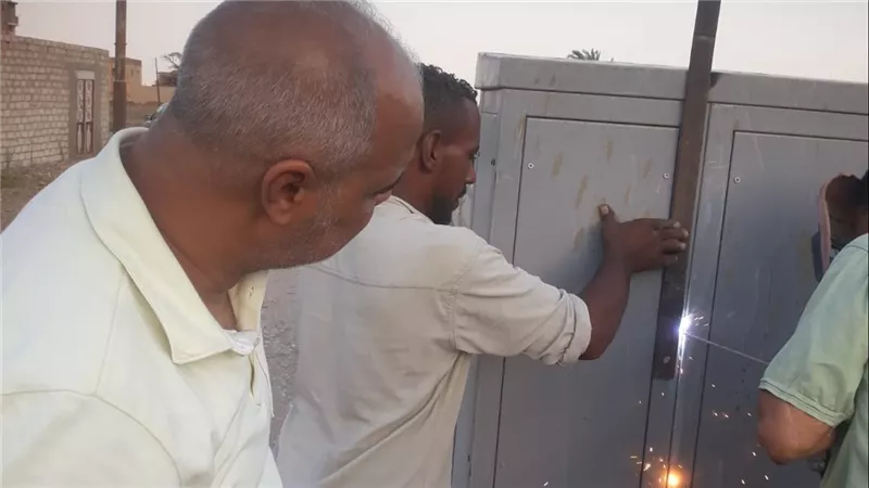 لرفع كفاءة شبكة الكهرباء.. تجديد محولات و 20 عمود في أبوحزام بنجع حمادي