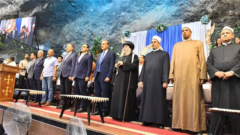 محافظ أسيوط بدير السيدة العذراء وكنيسة سيدة الانتقال بدرنكة لتقديم التهنئة 