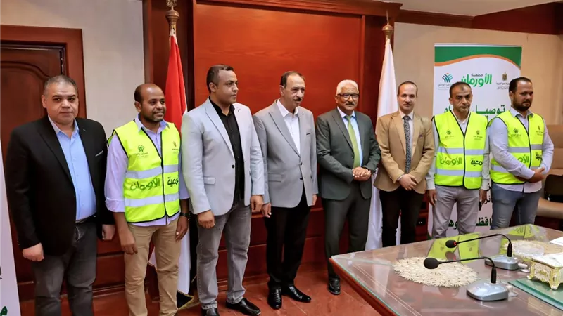 محافظ سوهاج يسلم 20 رأس ماشية ومليون جنيه للأسر الأولى بالرعاية 