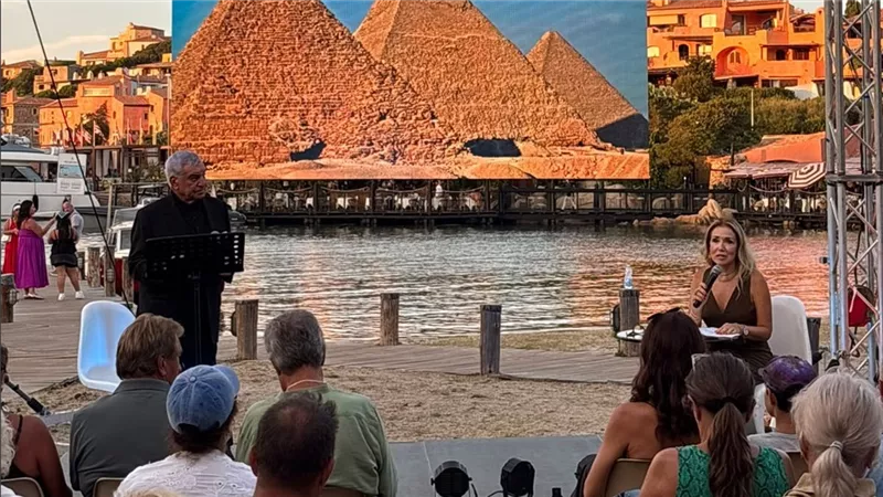 «وسط استقبال حافل».. «حواس» يوقع كتابه بإيطاليا ويدعو العالم لزيارة مصر