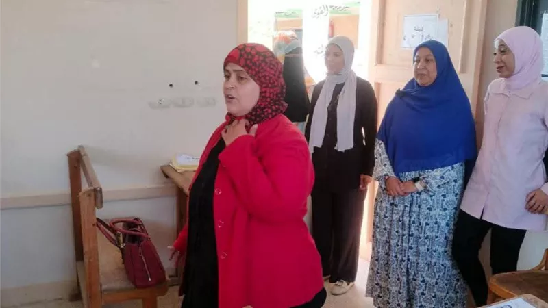 انتظام اللجان..مدير عام المواد الثقافية بالسويس الأزهرية تتابع الامتحانات 