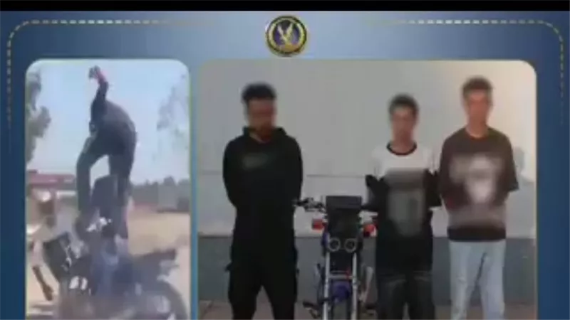 القبض على 3 أشخاص بعد استعراض بالدراجة النارية وتعريض المواطنين للخطر بالغربية