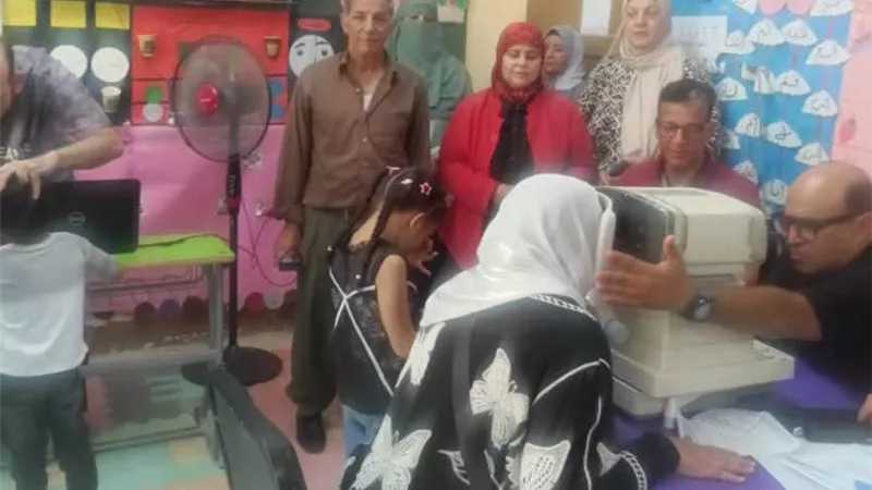 مدير عام المواد الثقافية بأزهر السويس تتابع القافلة الطبية للعيون 