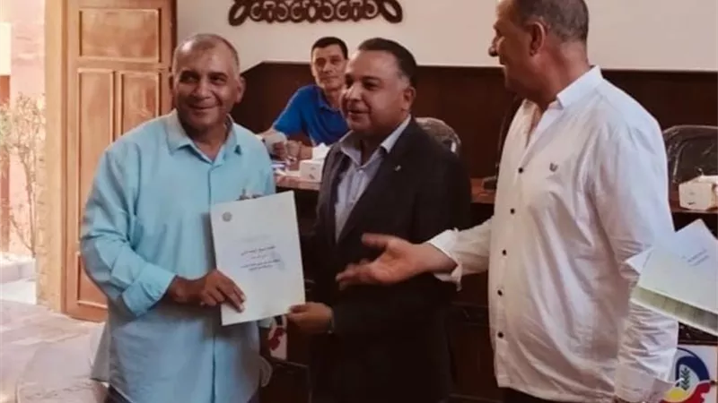 نائب محافظ البحيرة يسلم 24 عقدًا لتقنين أوضاع أملاك الدولة للمواطنين بالدلنجات