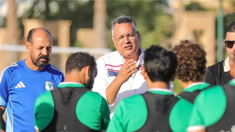 الحسيني أبو قمر و محمد موسى يجتمعان بلاعبي المصري قبل بدء الدوري الممتاز