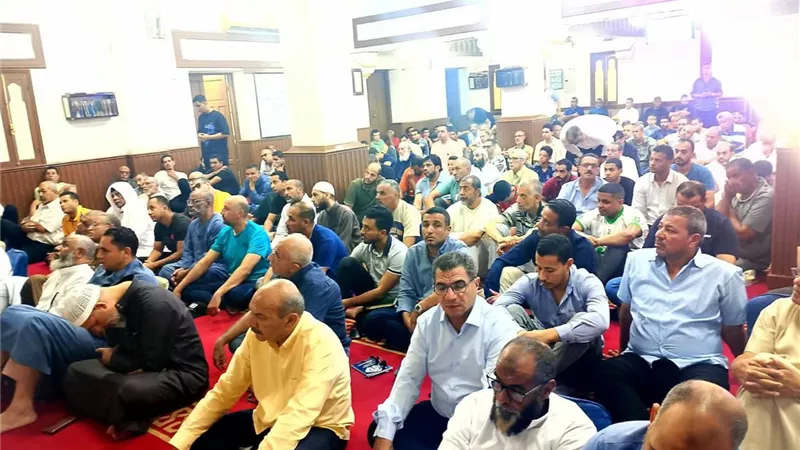 محافظ السويس يؤدى صلاة الجمعة ببور توفيق ويستمع لشكاوى الأهالي عقب الصلاة