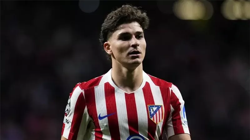 أتلتيكو مدريد يحسم مصير جوليان ألفاريز ويهاجم المقربين منه