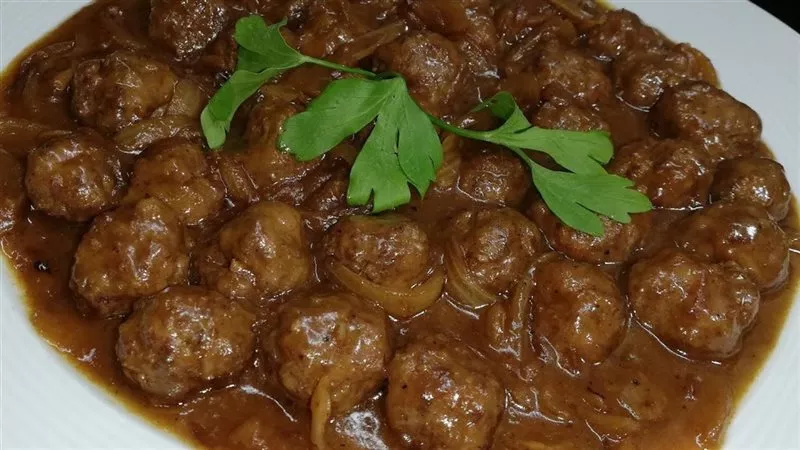 طريقة عمل كرات اللحم بالصوص البني.. وصفة شهية بطعم المطاعم