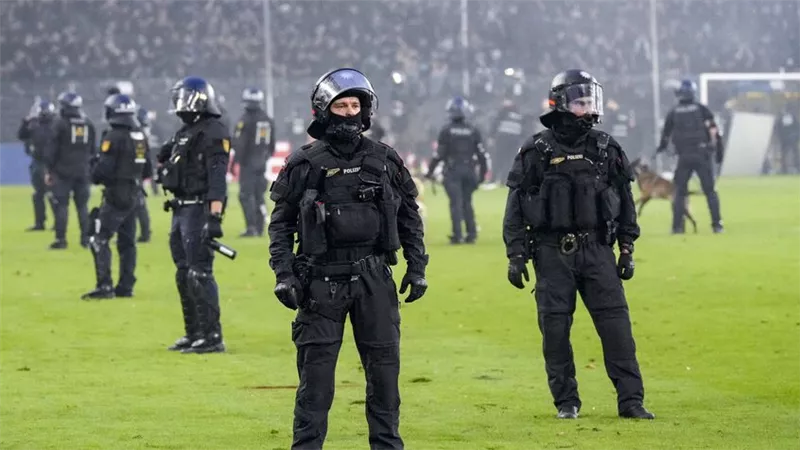 35 شرطيًا مصابًا.. شغب جماهيري بمباراة مانهايم وكايزرسلاوترن في كأس ألمانيا