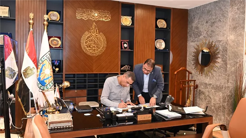 محافظ جنوب سيناء يعتمد مجموعة عقود لتقنين أوضاع أهالي مدينة دهب